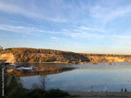 Fototapeta Naklejka Na Ścianę i Meble -  autumn forest on Dzerzhinsky lake, sunny evening