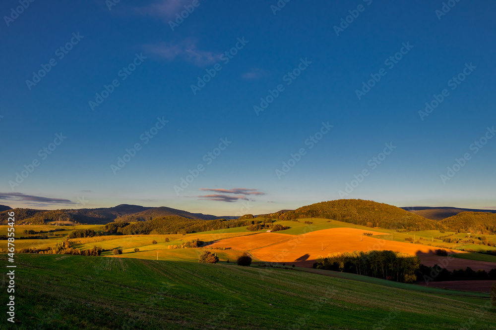 Fototapeta premium Abends Spaziergang durch das wunderschöne Abendlicht von Schmalkalden - Thüringen - Deutschland