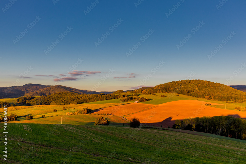 Obraz premium Abends Spaziergang durch das wunderschöne Abendlicht von Schmalkalden - Thüringen - Deutschland