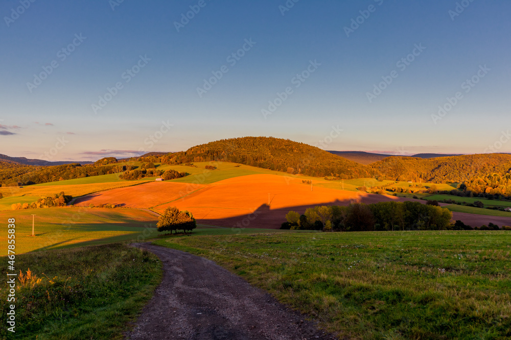 Obraz premium Abends Spaziergang durch das wunderschöne Abendlicht von Schmalkalden - Thüringen - Deutschland