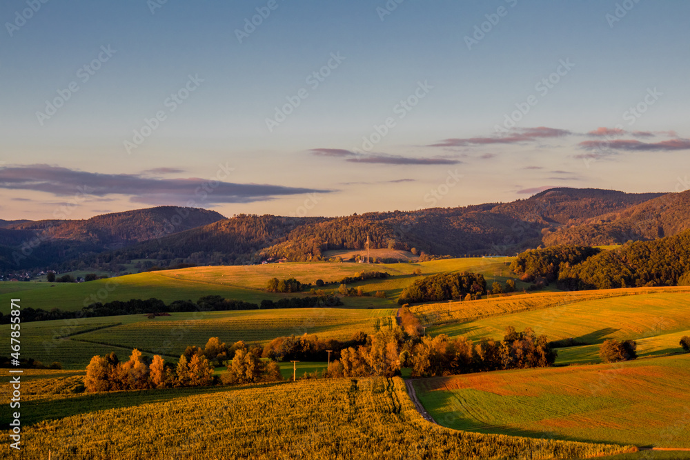 Obraz premium Abends Spaziergang durch das wunderschöne Abendlicht von Schmalkalden - Thüringen - Deutschland