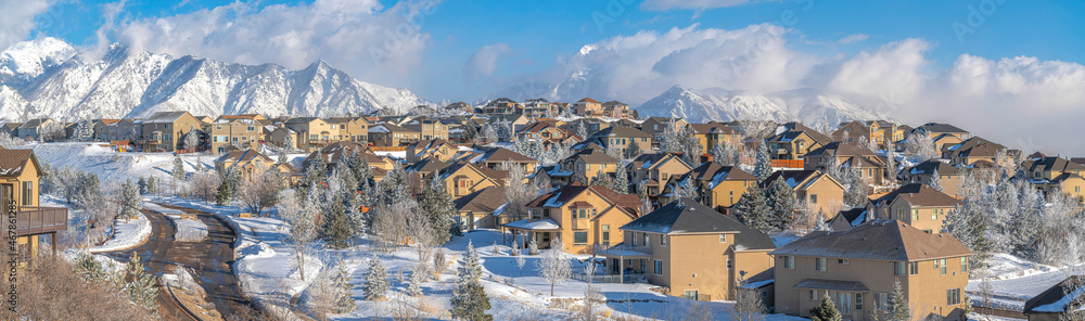 Obraz premium Snowy residential area at Draper in Utah with a view of Wasatch Mountains at the background