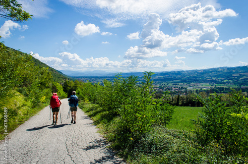 Due pellegrine camminano lungo la Via di Francesco prima di arrivare ad Assisi