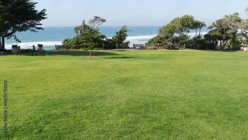Seagrove recreation beach park in Del Mar, California USA. Seaside garden with lawn in waterfront resort. Green grass and ocean coast view from above. Picturesque coastline vista point on steep hill. Seagrove recreation beach park in Del Mar, California USA. Seaside garden with lawn in waterfront resort. Green grass and ocean coast view from above. Picturesque coastline vista point on steep hill.