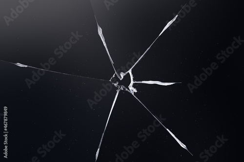 Black background with broken glass texture © Rawpixel.com