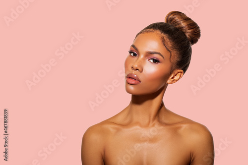 Schilderij op canvas Beautiful Black Woman posing in studio on peach background