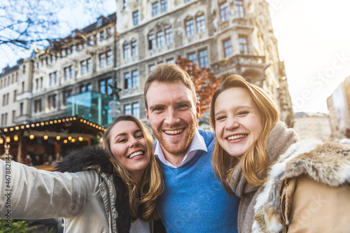Wallpaper Mural Happy friends at Christmas market in Munich Torontodigital.ca