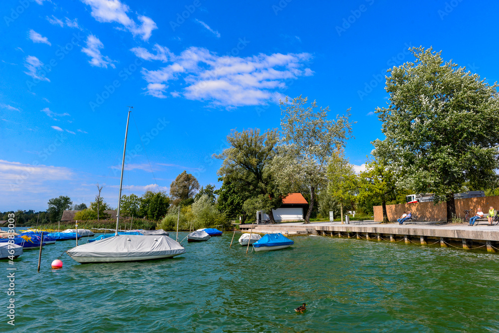 Fototapeta premium Pfäffiker Seequai - Pfäffikon am Pfäffikersee im Zürcher Oberland, Schweiz