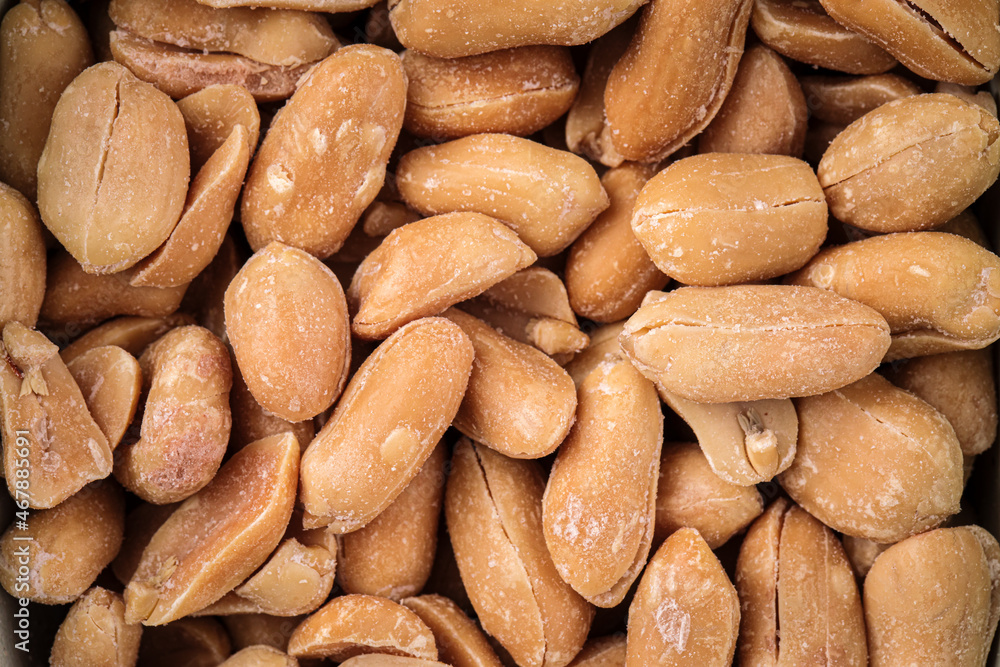 Obraz premium Closeup on scattered peanuts background texture