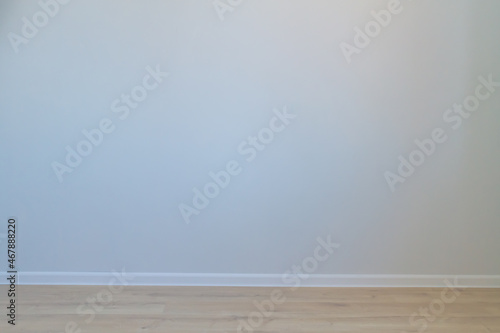 Obraz na płótnie An empty gray wall and a beige background with a white baseboard. Background w salonie