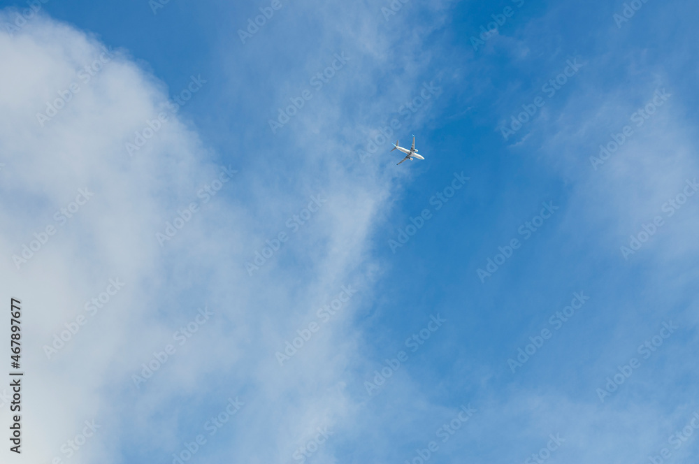 Avión blanco volando sobre el cielo azul y las nubes
Avión blanco volando sobre el cielo azul y las nubes