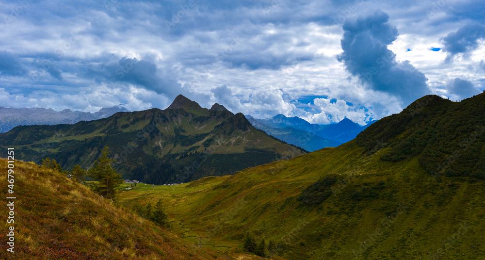 Fototapeta premium Damülser Berge im Bregenzerwaldgebirge in Vorarlberg