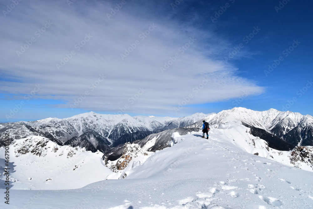 厳冬期の焼岳を登る登山者