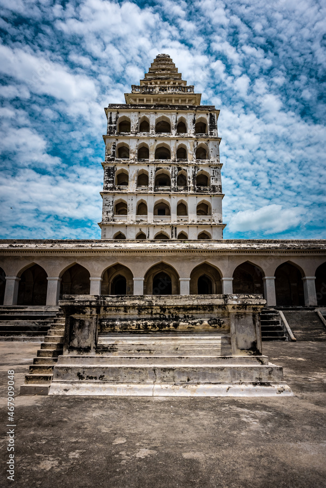 Obraz premium Kalyana Mahal at Gingee Fort or Senji Fort in Tamil Nadu, India. It lies in Villupuram District, built by the kings of konar dynasty and maintained by Chola dynasty. Archeological survey of india.