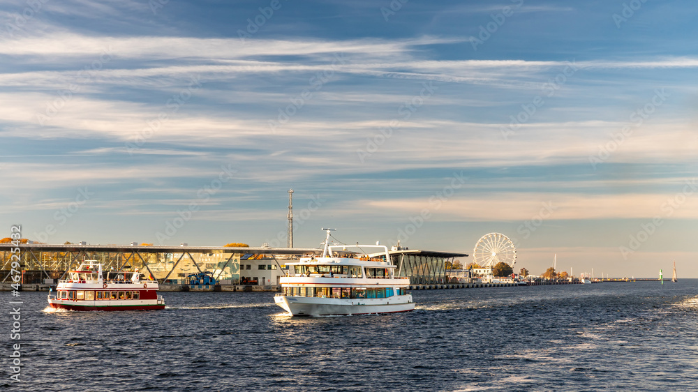 Fototapeta premium Hafenrundfahrt von Rostock Warnemünde
