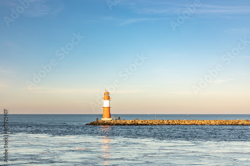 Leuchtturm an der Hafeneinfahrt von Rostock Warnemünde