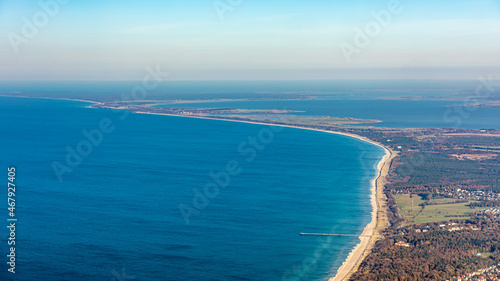 Luftbild vom Strand der Ostseeküste bei Graal-Müritz und der Halbinsel Fischland-Darß-Zingst