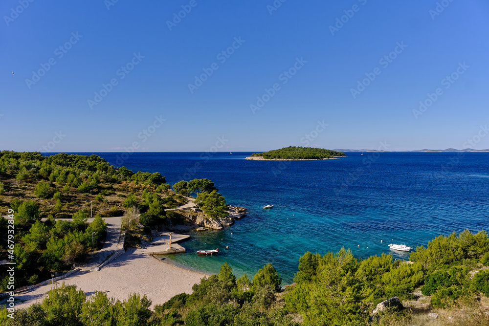 Kleine Bucht mit Insel Kroatien Bilo Kleine Bucht mit Insel Kroatien Bilo