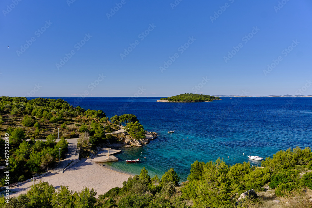 Kleine Bucht mit Insel Kroatien Bilo