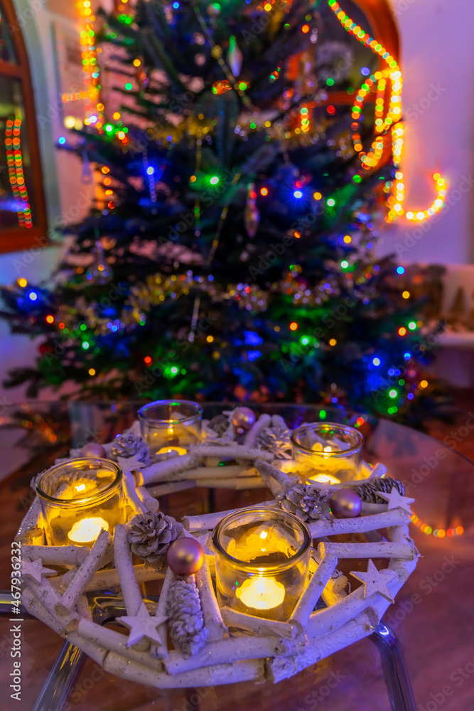 Naklejka premium modern advent wreath with christmas tree