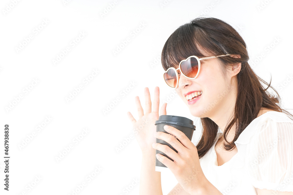 ビーチで休日を過ごす若い女性