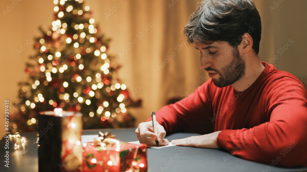 Ragazzo italiano scrive lettera per Babbo Natale Ragazzo italiano scrive lettera per Babbo Natale