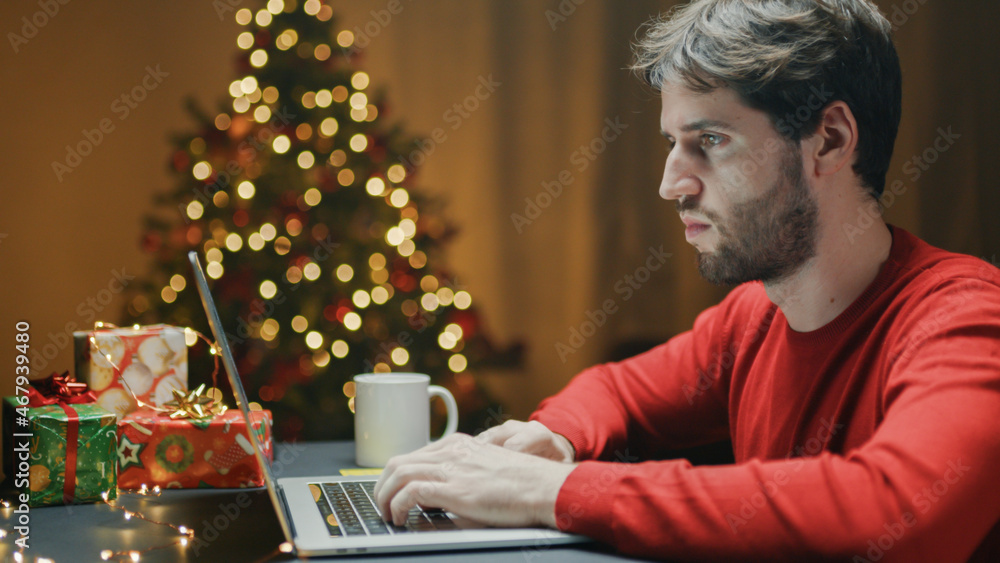 Ragazzo fa acquisti online a Natale Ragazzo fa acquisti online a Natale