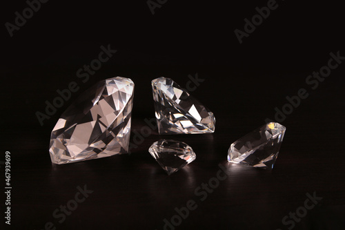 Diamonds - Glas - Diamanten in vier Gr    en auf schwarzem Hintergrund 2