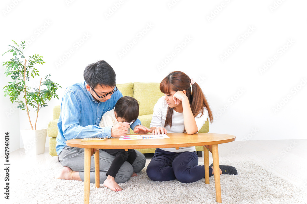 家族会議をする若い夫婦