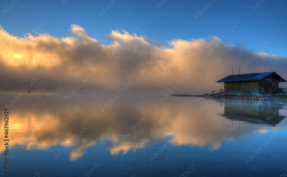Bootshaus am Simssee im Morgennebel bei Sonnenaufgang