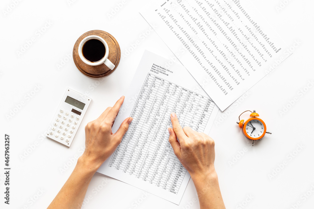 Obraz premium Businessman accounting taxes report or bills. Documents in hands top view