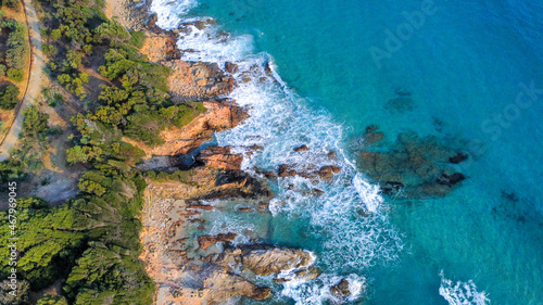 Vagues sur rochers bord de mer Corse Cargèse