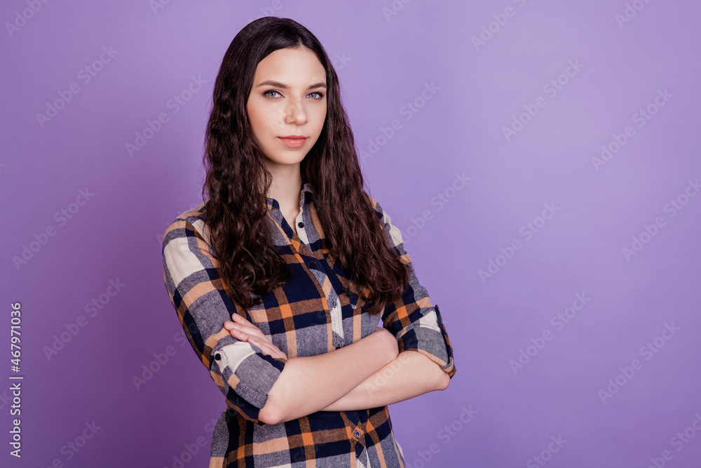 Profile side photo of good attractive girl holding arms crossed looking at camera confident isolated on violet background Profile side photo of good attractive girl holding arms crossed looking at camera confident isolated on violet background
