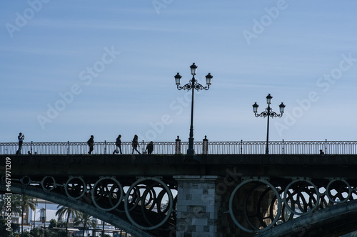 Gente andando por el puente triana