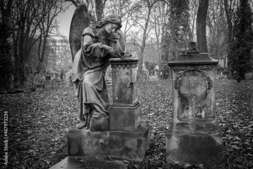 Engel aus Stein auf einem Friedhof, schwarzweiß