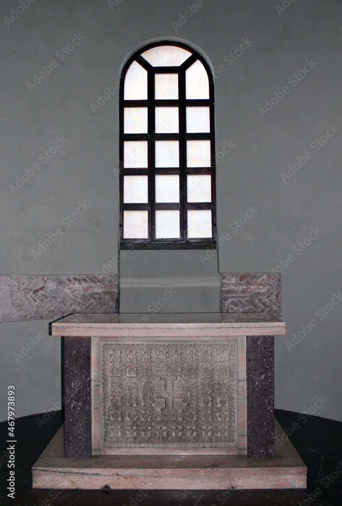 Cappella con altare povero e finestra Cappella con altare povero e finestra