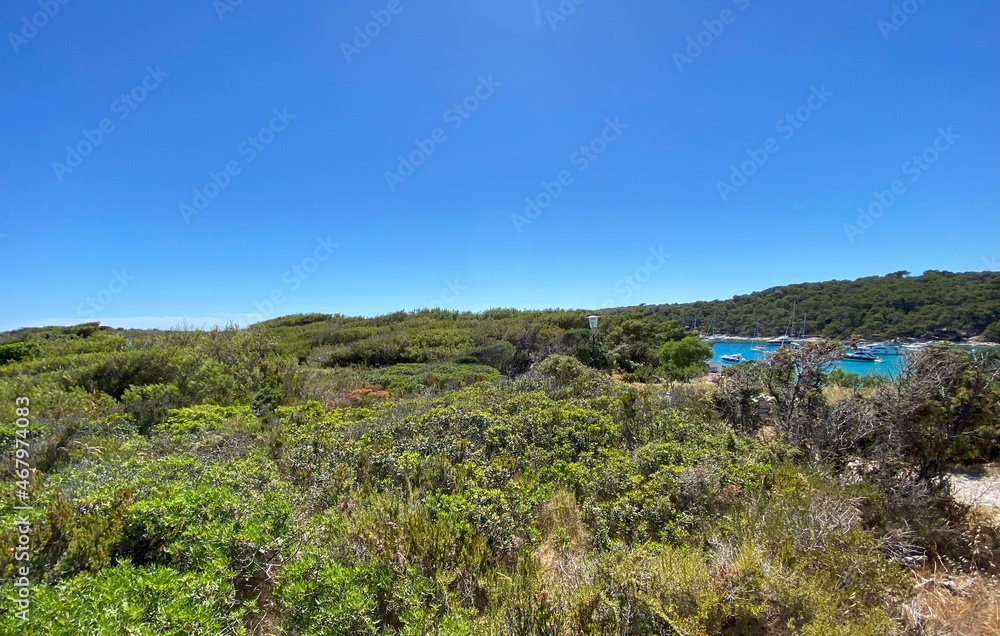 Fototapeta premium Schiffsreise von Brac Bol nach Hvar und Pakleni Inseln im Sommer