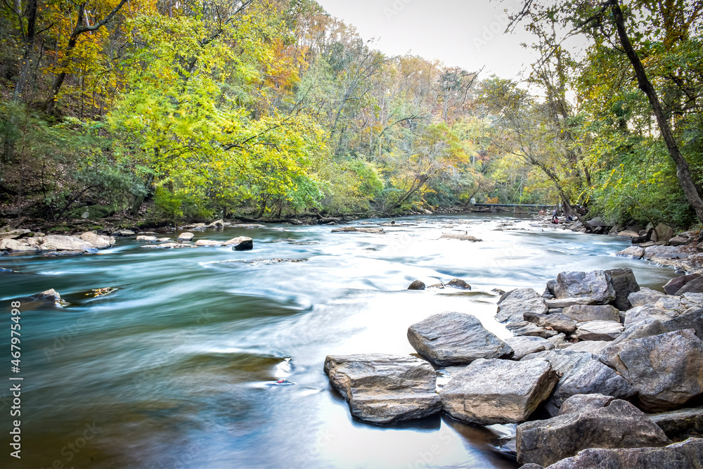 Obraz premium Long exposure of the stream near the Roswell Mill Waterfall in Roswell, Georgia.