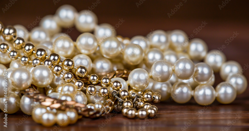 Φωτογραφία Christmas gift jewelry shopping for women, beautiful white gold pearls banner