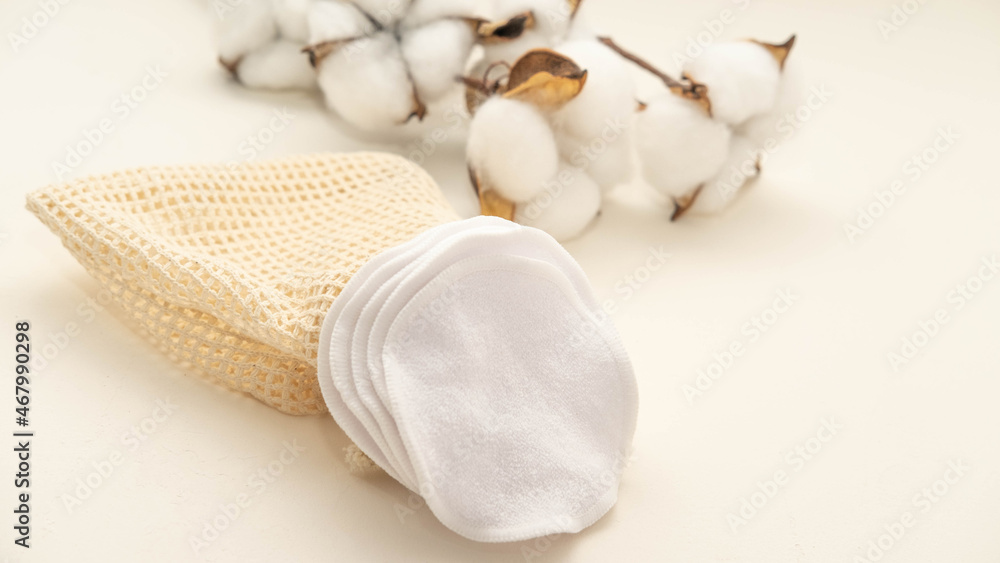 Obraz premium reusable cotton makeup remover discs and caring for nature