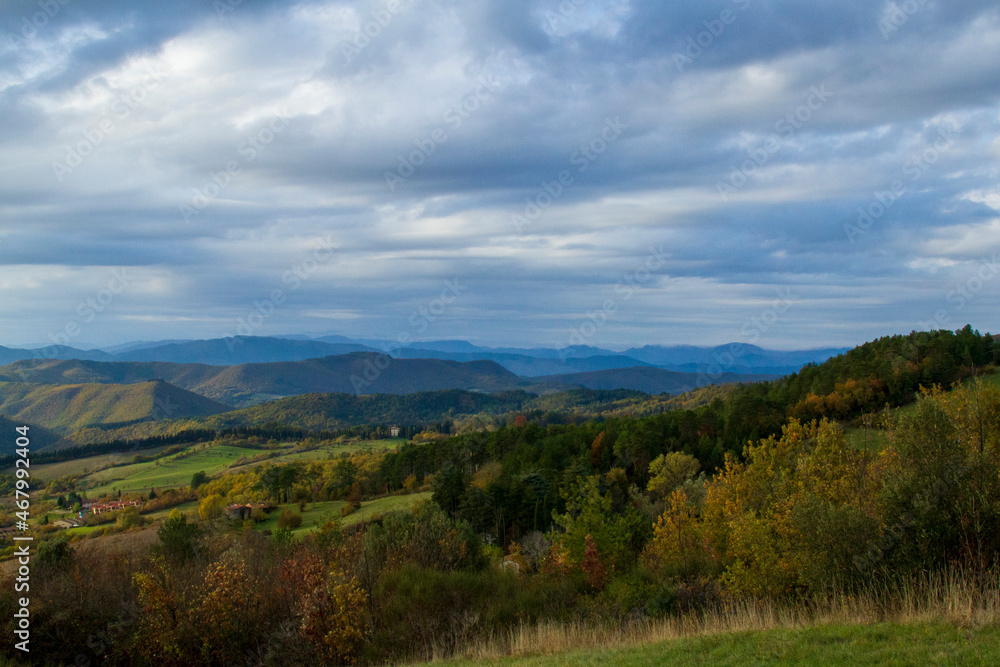 Paesaggio collinare e montagnoso nella campagna d'autunno
