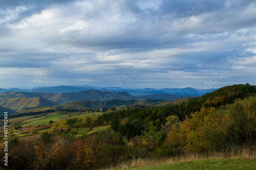 Paesaggio collinare e montagnoso nella campagna d'autunno
