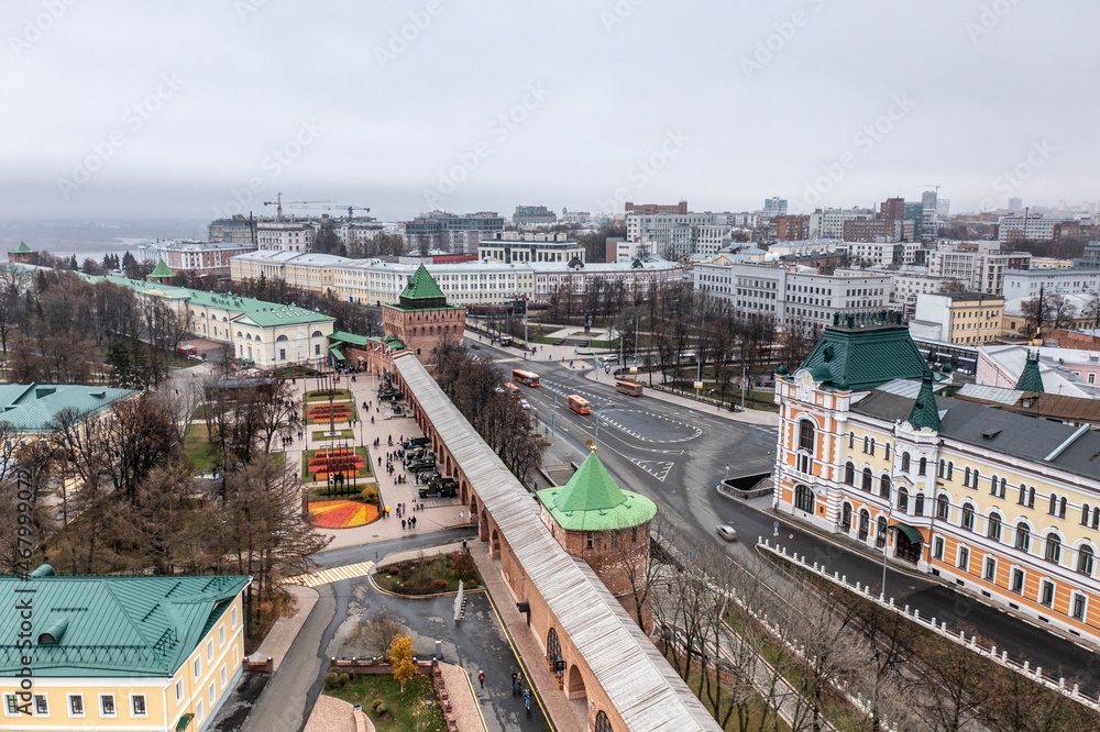 Obraz premium a panoramic view from a drone of the old part of the city with the Kremlin of Nizhny Novgorod on a cloudy autumn day 