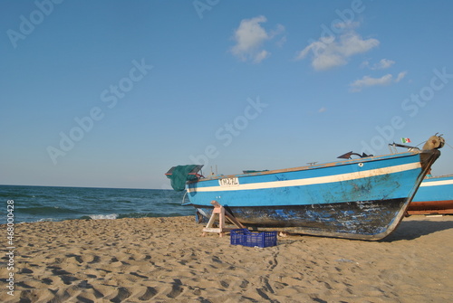 barca in riva al mare in puglia