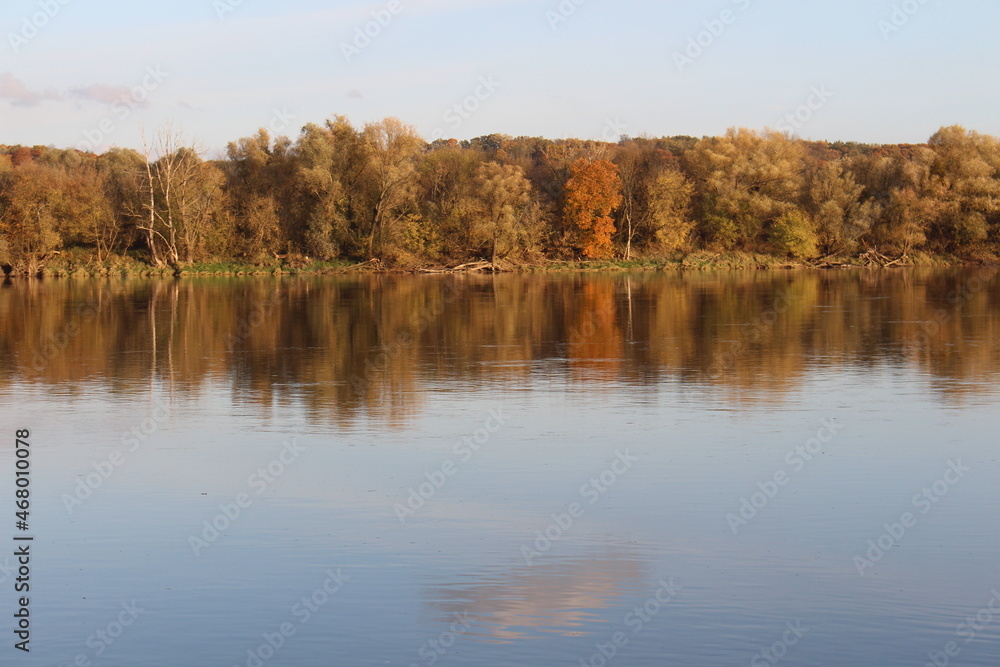 Złota polska jesień nad rzeką