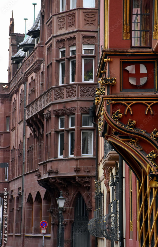 Rote Fassaden in Freiburgs Altstadt