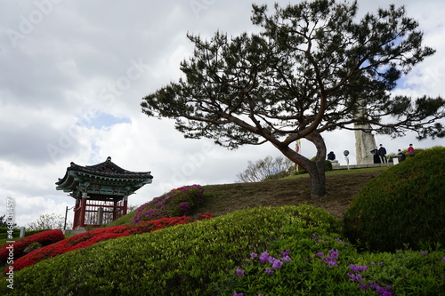 행주산성에는 전통정각과 기념비가 있고 아름답게 정원풍경입니다. photo