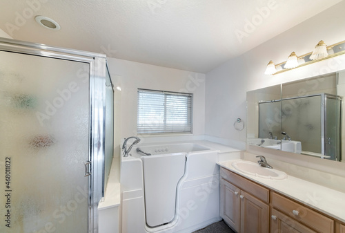 Walk-in bathtub with elderly and handicapped accessibility © Jason