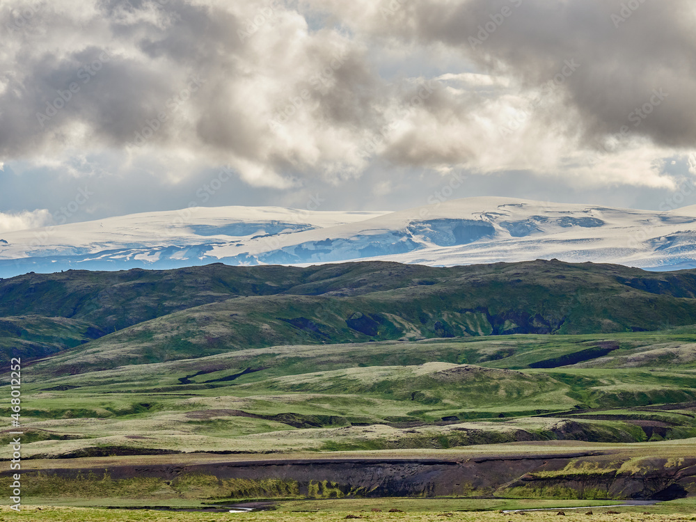 Islandia, paisajes verdes e iglesias