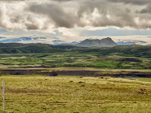 Islandia, paisajes verdes e iglesias